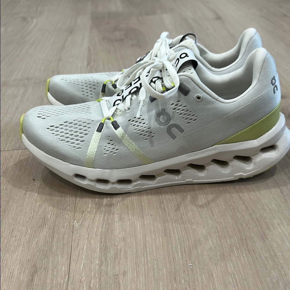 ON Running Athletic Shoes - Picture 4 of 9